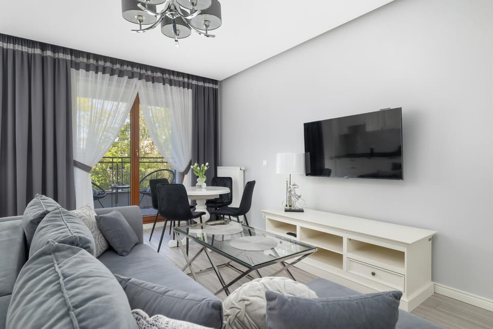 Communal lounge/ TV room, TV and multimedia, Living room, Seating area, Evening entertainment