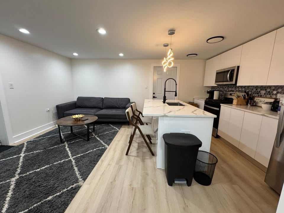 Bright Modern 2BR, Close to Downtown Apartment in Chicago