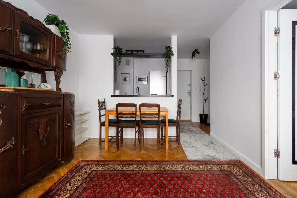 Kitchen or kitchenette, Dining area, stove