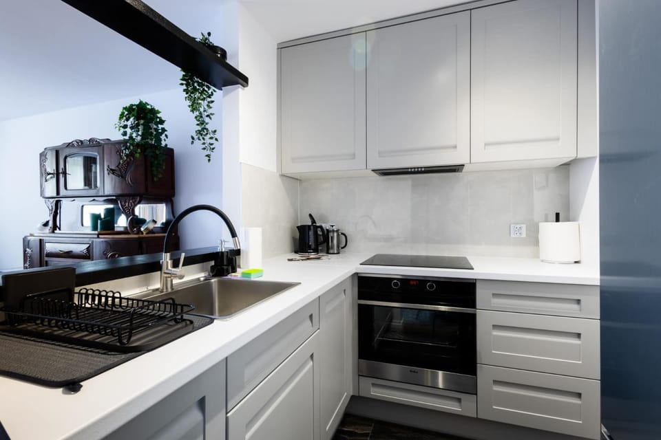 Coffee/tea facilities, Kitchen or kitchenette, stove