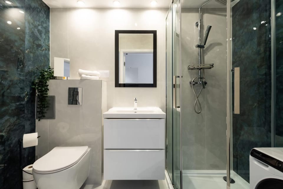 Shower, Toilet, Bathroom, towels