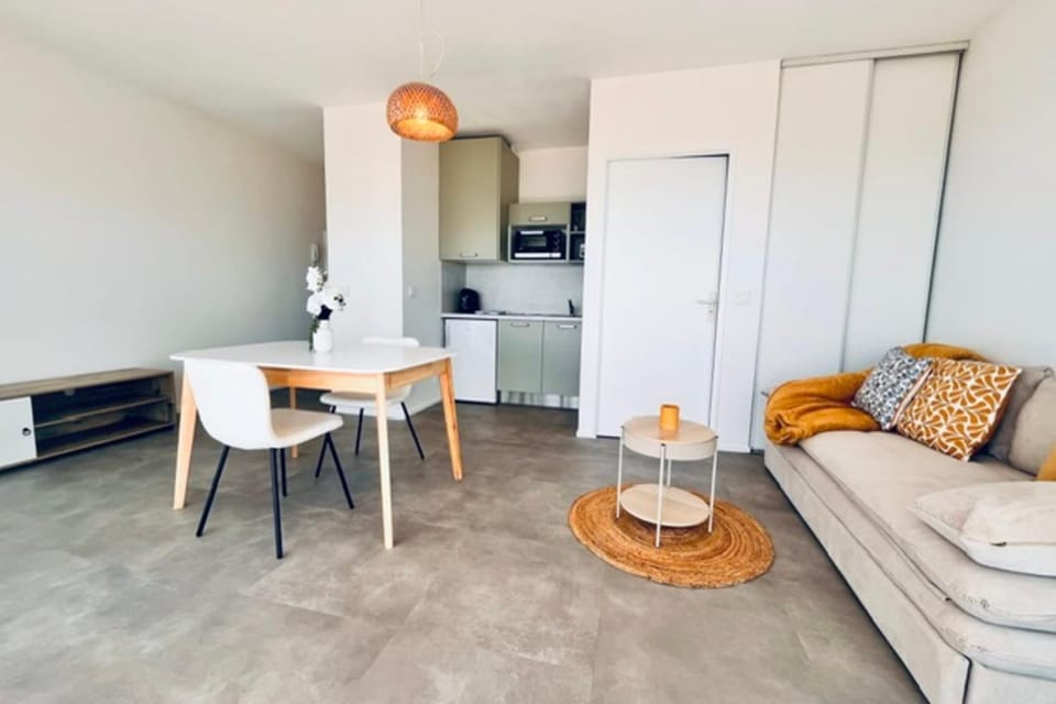 Studio with a terrace and parking in La Rochelle Apartment in La Rochelle