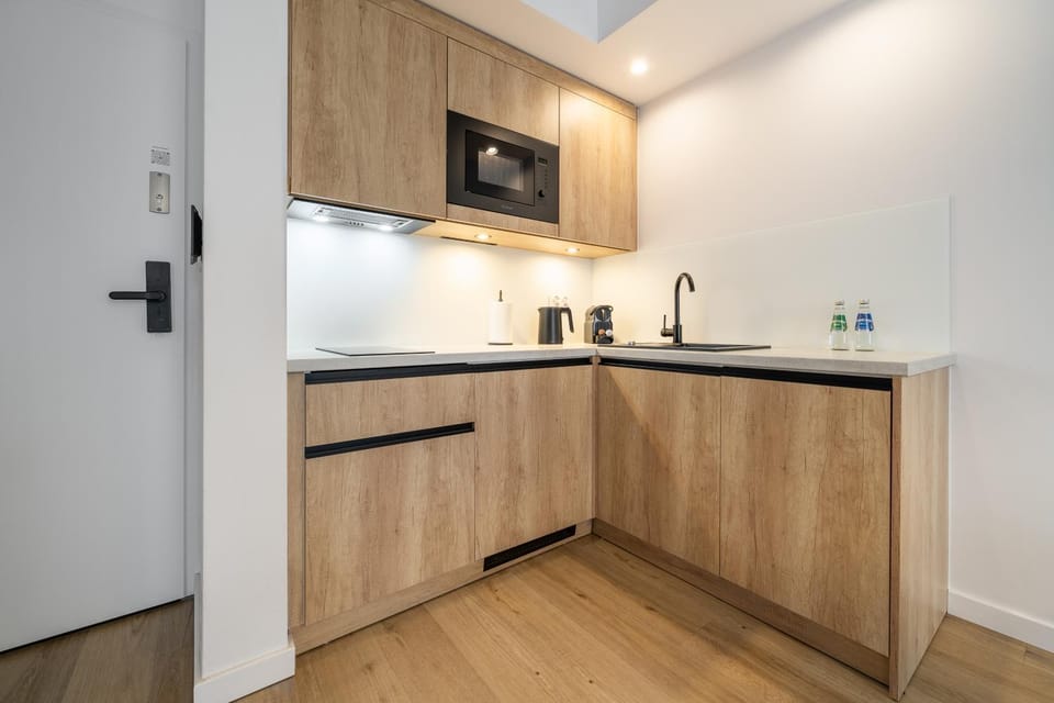 Coffee/tea facilities, Kitchen or kitchenette, oven, stove