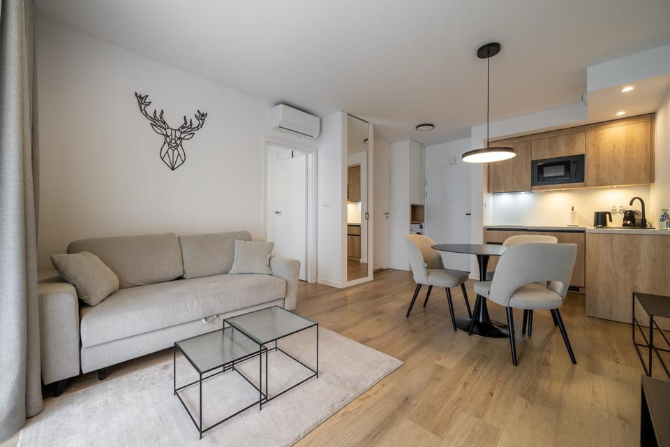 TV and multimedia, Kitchen or kitchenette, Living room, Seating area, Dining area, stove