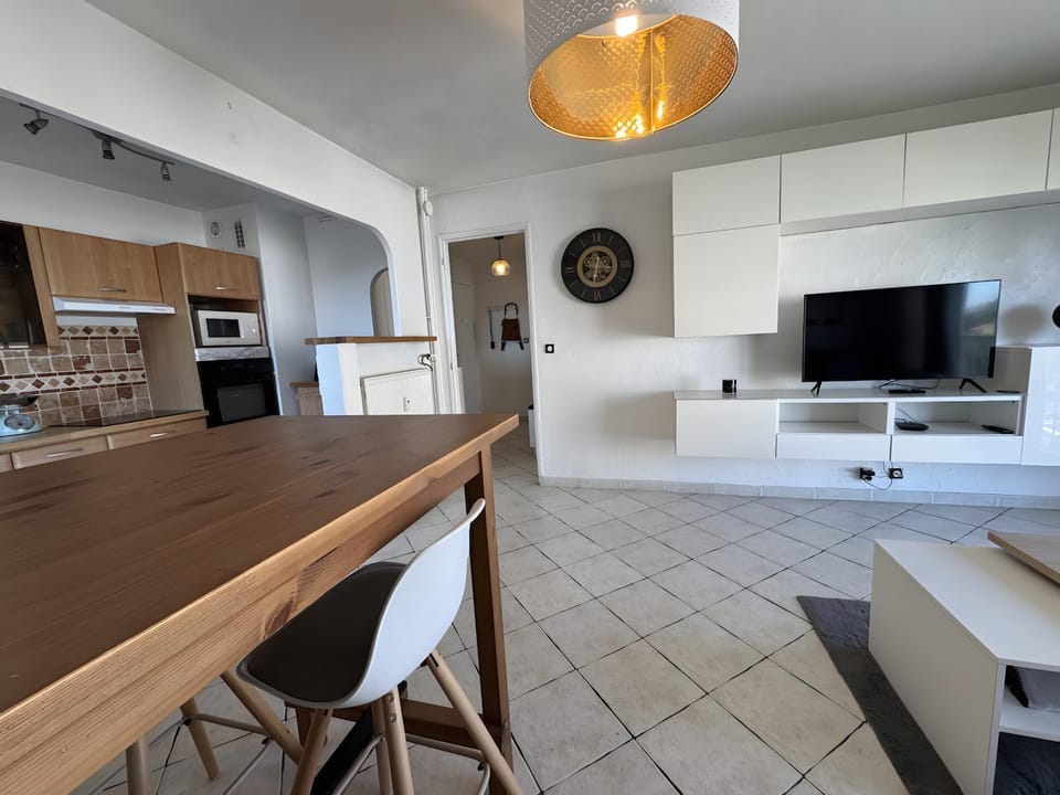 Property building, Kitchen or kitchenette, Living room