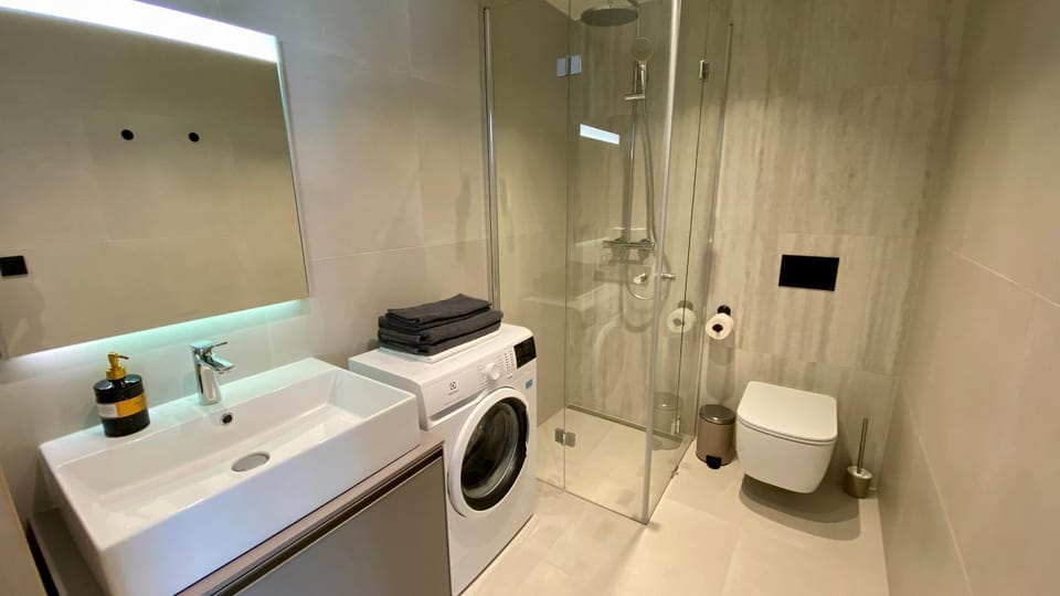 Shower, Toilet, Bathroom, towels, washing machine