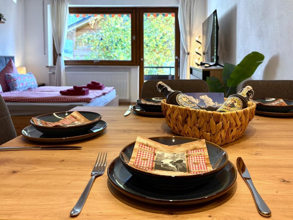 Seating area, Dining area, Food