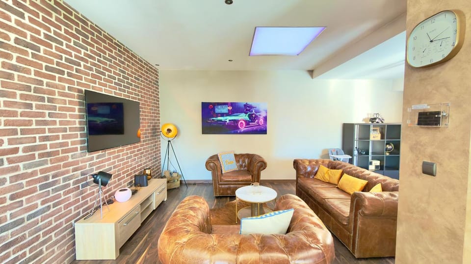 Communal lounge/ TV room, Living room, Seating area