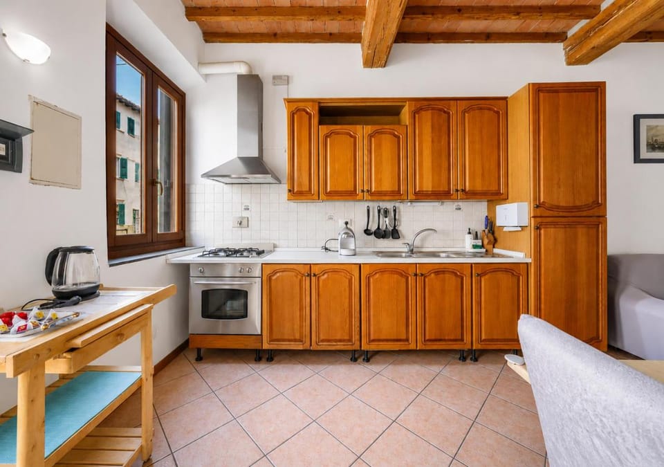 Coffee/tea facilities, Kitchen or kitchenette, Living room, Seating area, Dining area, oven, stove