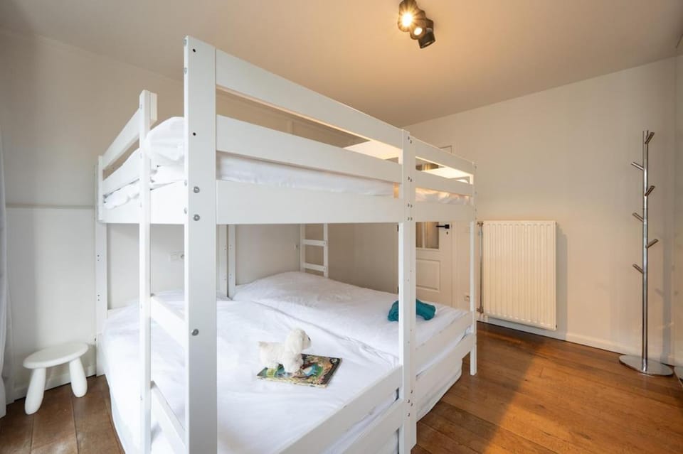 Bedroom, bunk bed