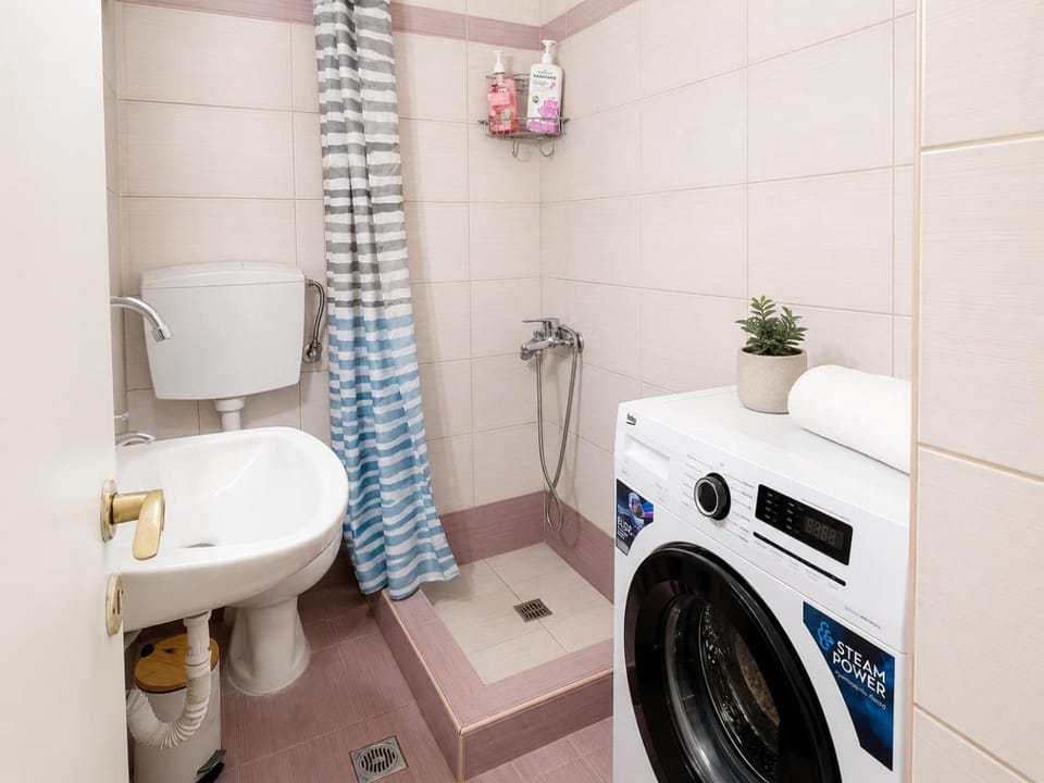 Toilet, Bathroom, towels, washing machine