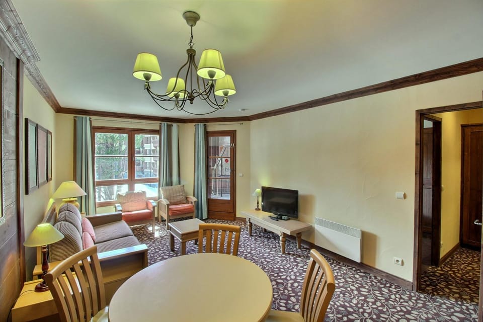 Day, Winter, TV and multimedia, View (from property/room), Living room, Time of day, Parking, internet