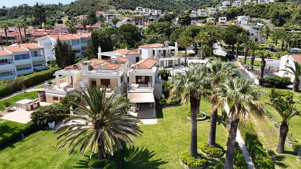 Property building, Bird's eye view, Garden, Location