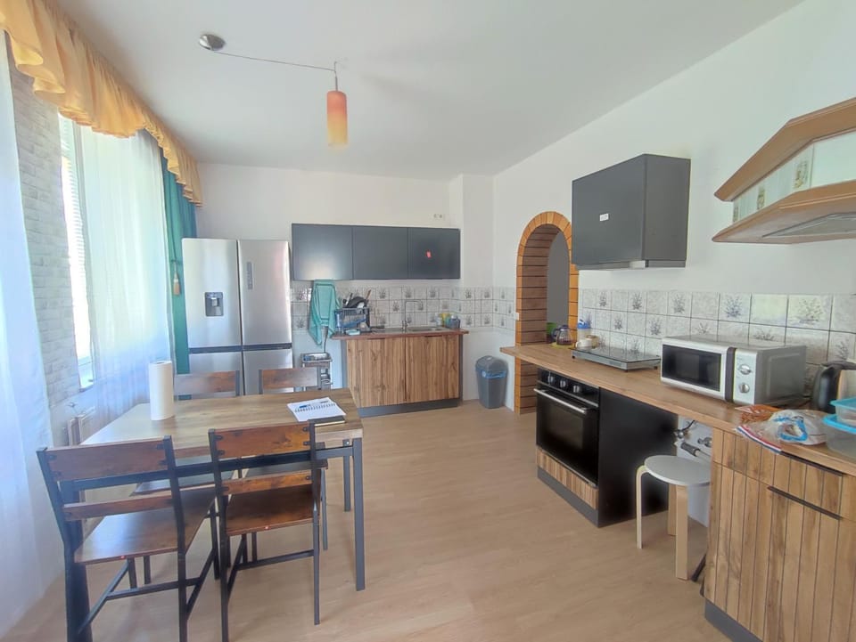 Dining area, oven, stove, toaster