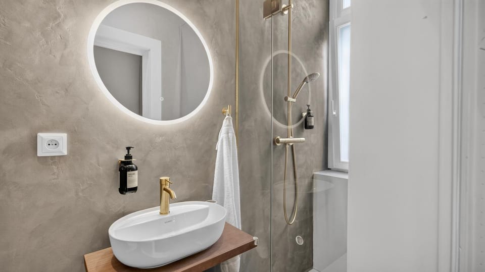 Shower, Toilet, Bathroom, towels