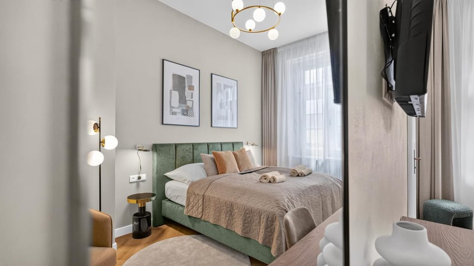 Bed, TV and multimedia, Photo of the whole room, Bedroom, towels