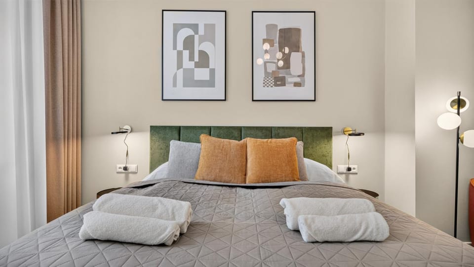 Bed, Photo of the whole room, Bedroom, towels