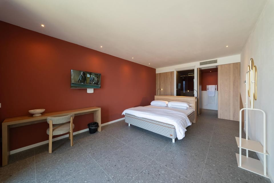 Bed, TV and multimedia, Bedroom, wardrobe