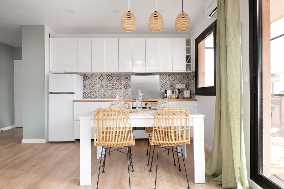 Kitchen or kitchenette, Dining area, dishwasher, oven, stove