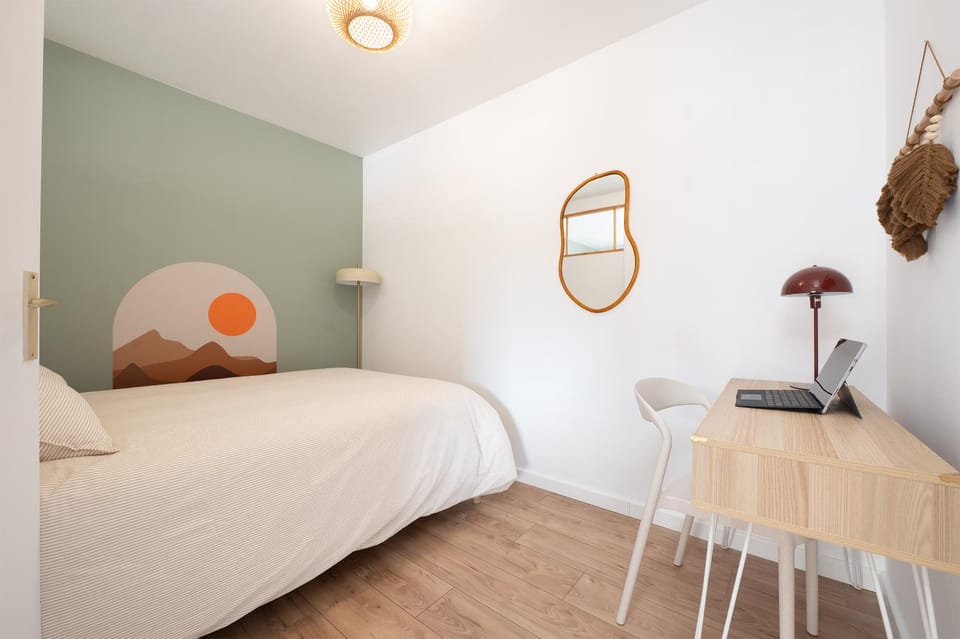 Bed, Photo of the whole room, Seating area, Bedroom