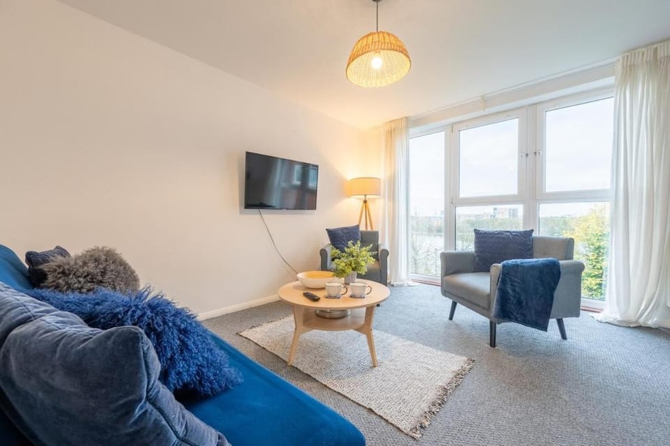 Cardiff Bay Breeze Modern 2BR Apartment Private Parking Fast WiFi Apartment in Cardiff