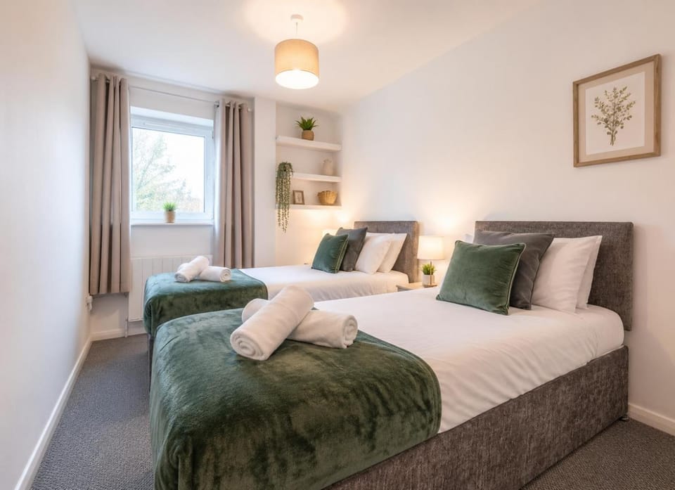 Cardiff Bay Breeze Modern 2BR Apartment Private Parking Fast WiFi Apartment in Cardiff