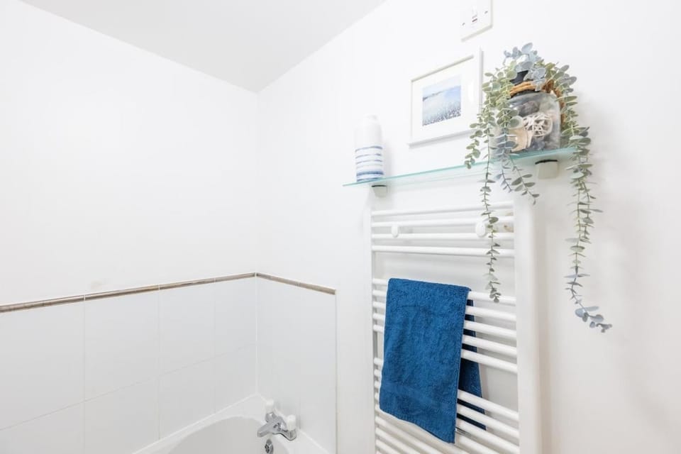 Cardiff Bay Breeze Modern 2BR Apartment Private Parking Fast WiFi Apartment in Cardiff