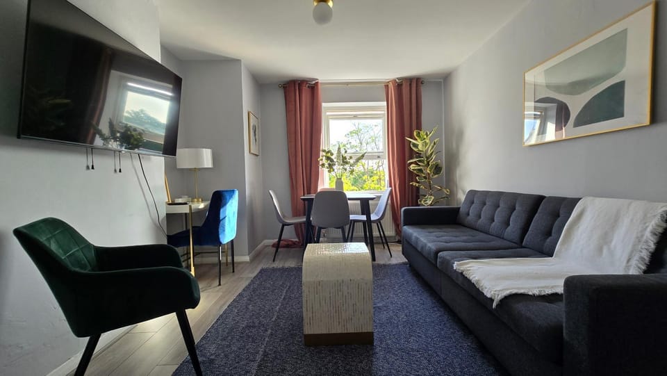 Communal lounge/ TV room, TV and multimedia, Living room, Seating area, Evening entertainment