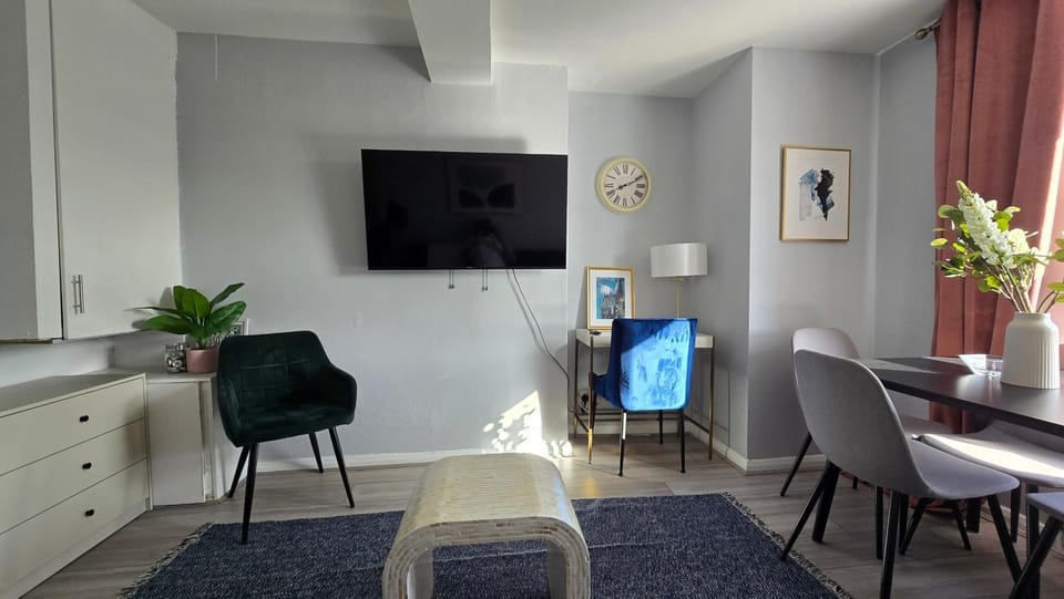 Communal lounge/ TV room, TV and multimedia, Living room, Seating area, Dining area, Evening entertainment