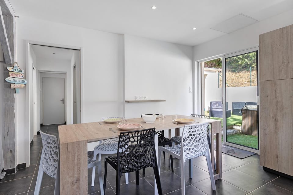 Property building, Kitchen or kitchenette, Living room