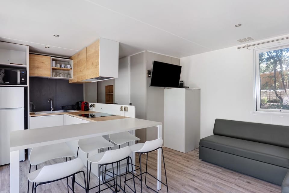 Property building, Kitchen or kitchenette, Living room