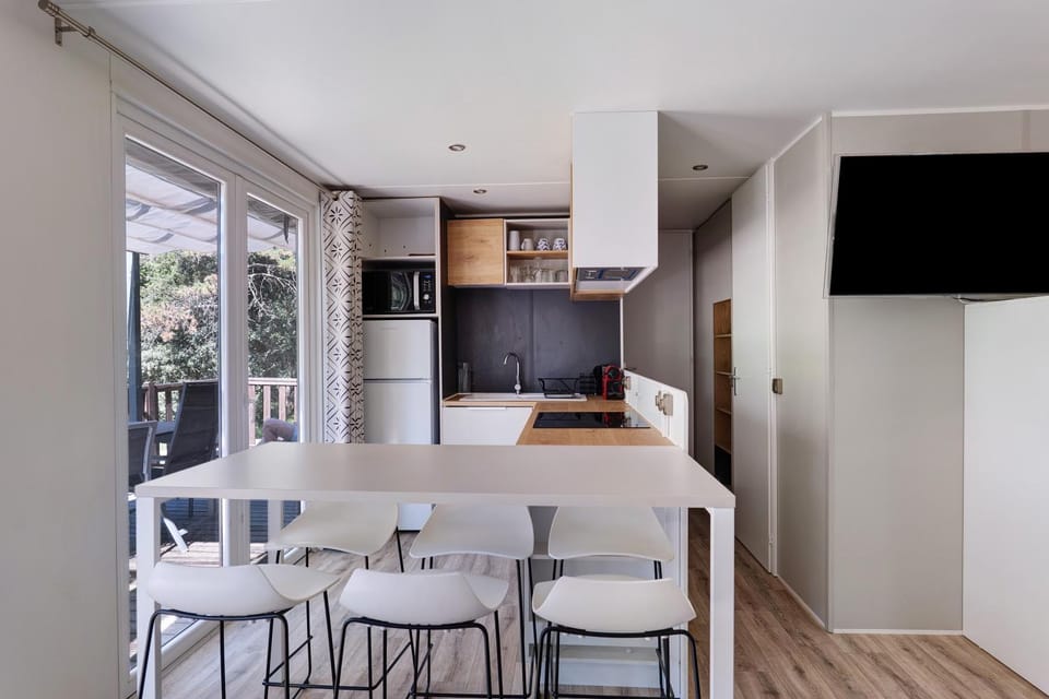 Property building, Kitchen or kitchenette, Living room
