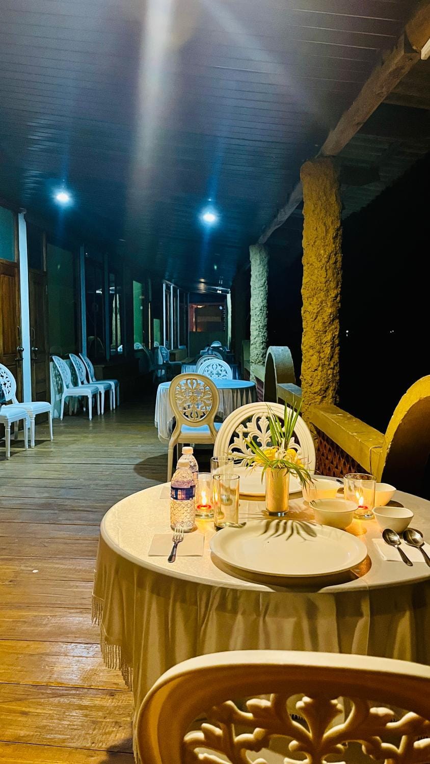 Restaurant/places to eat, Food and drinks, Banquet/Function facilities, Seating area, Dining area, Food, Drinks, Alcoholic drinks