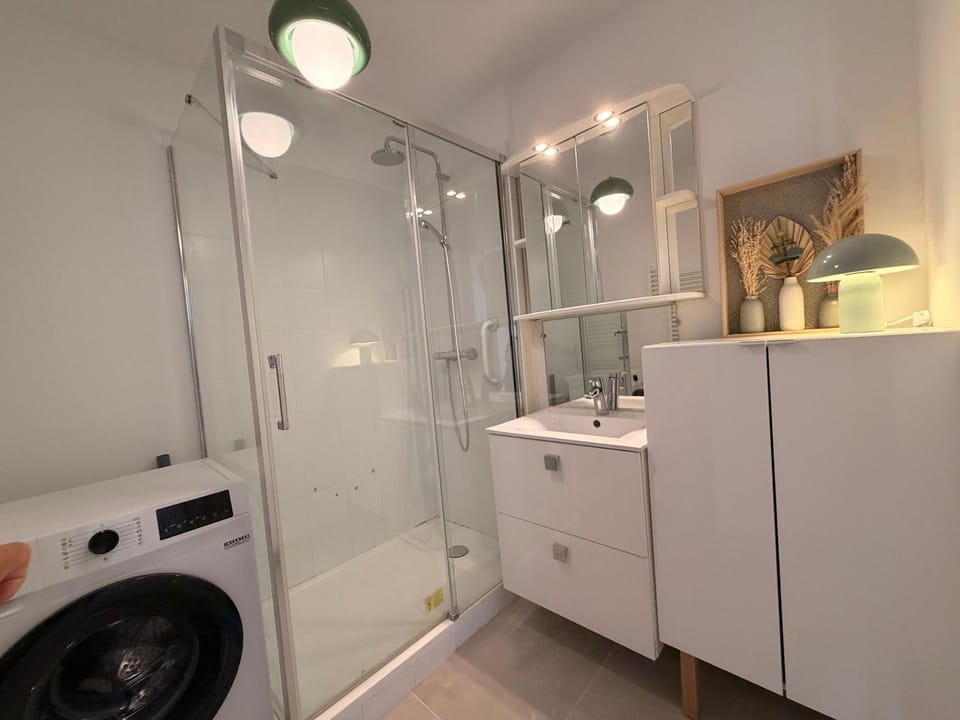 Shower, Bathroom, towels, washing machine
