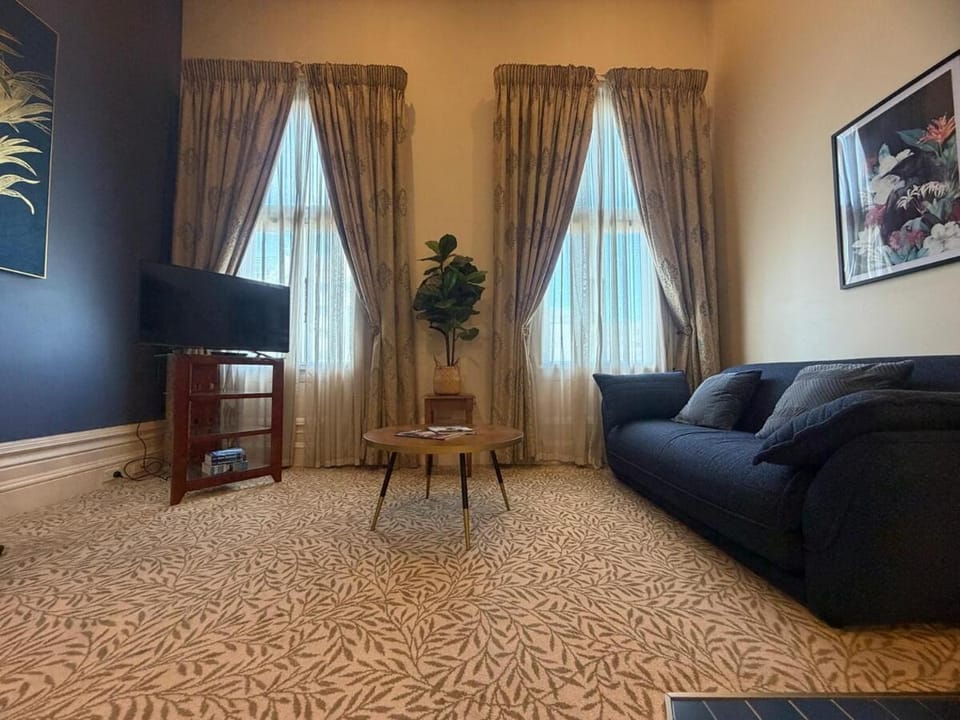 Iconic OGB 1-Bed Apartment -Gym, Pool and Carpark Apartment in Christchurch