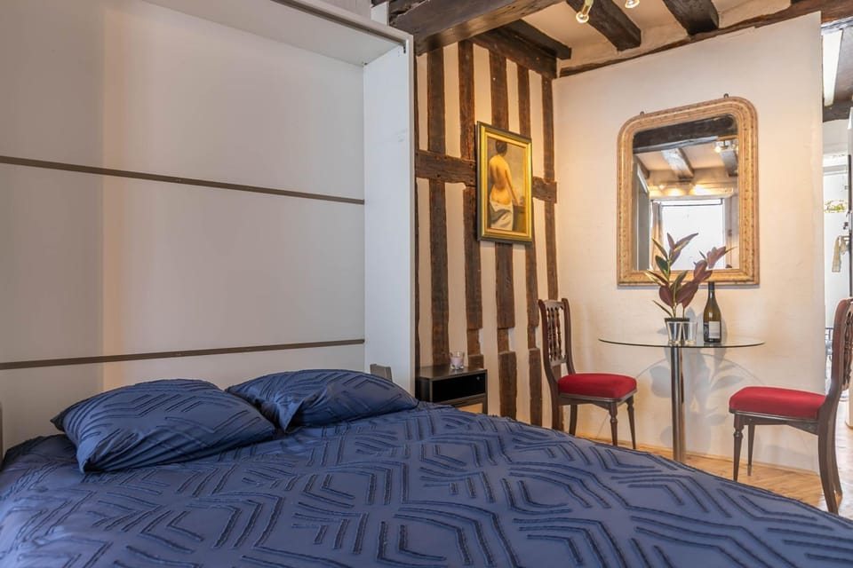 Bed, Dining area