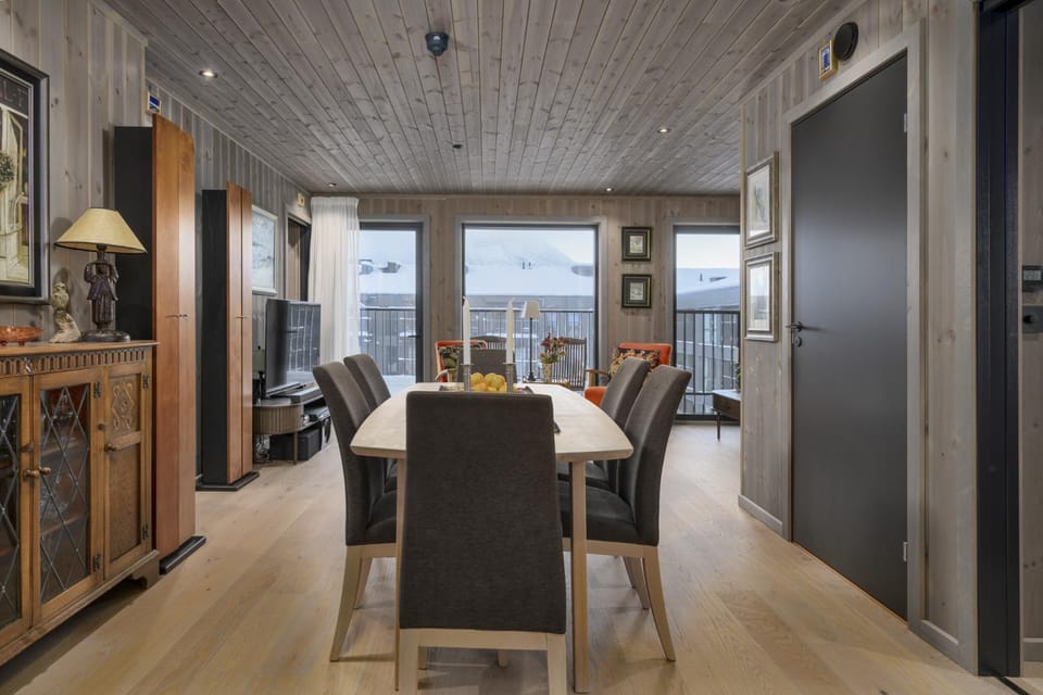 TV and multimedia, Living room, Seating area, Dining area