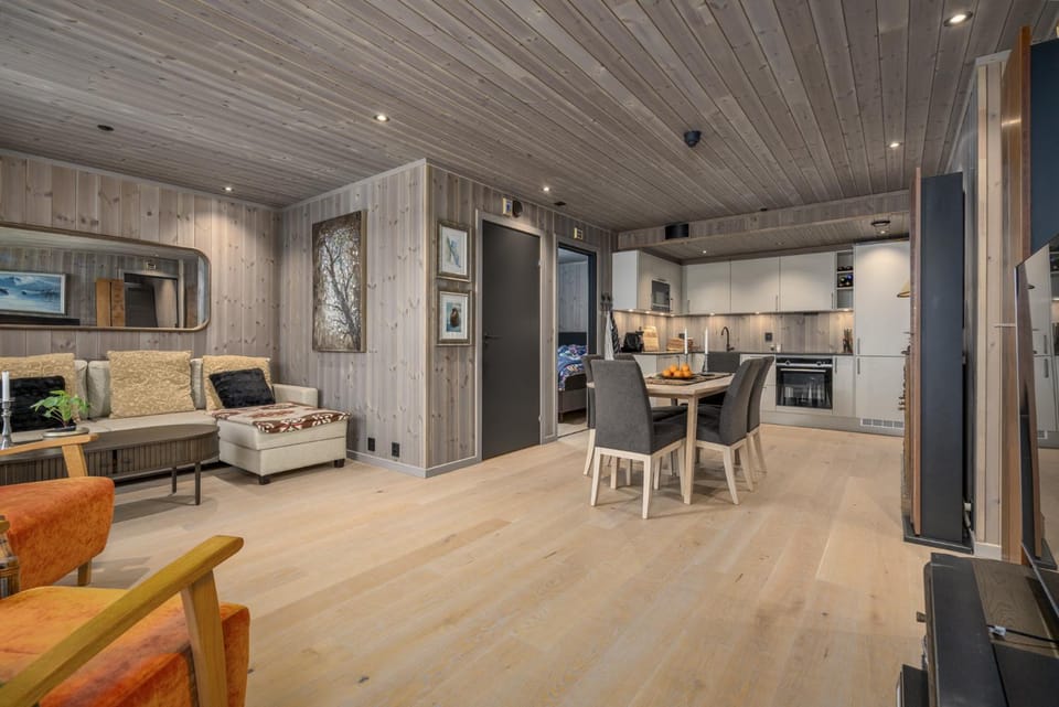 TV and multimedia, Kitchen or kitchenette, Living room, Seating area, Dining area, oven, stove