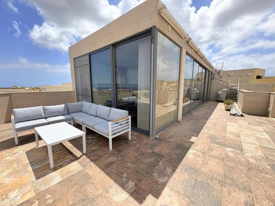 Rokna Corner Penthouse Apartment in Malta