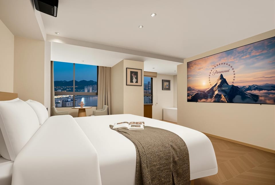 Bed, TV and multimedia, Photo of the whole room, Bedroom