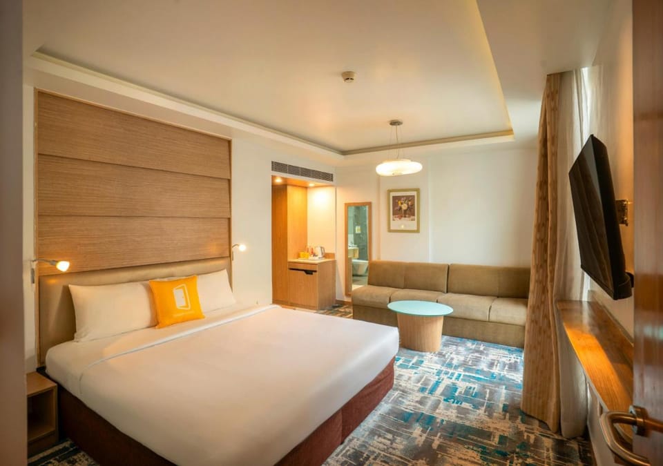Bed, TV and multimedia, Photo of the whole room, Seating area, Bedroom