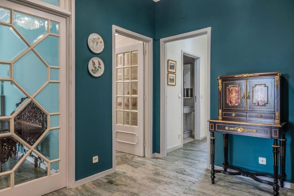 Aposentus - Vintage Retreat in Sá Carneiro Plaza Apartment in Porto
