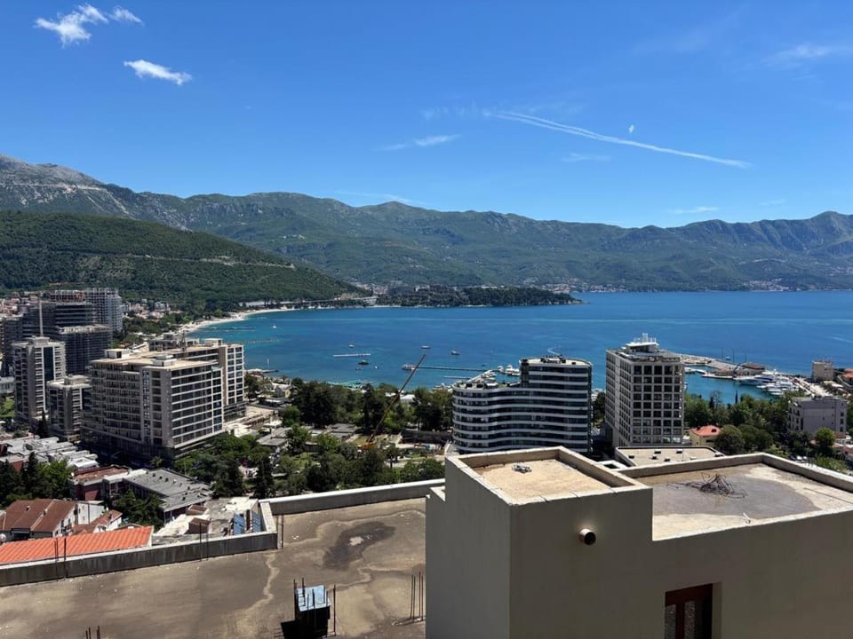 Nearby landmark, Balcony/Terrace, City view, Mountain view, Sea view