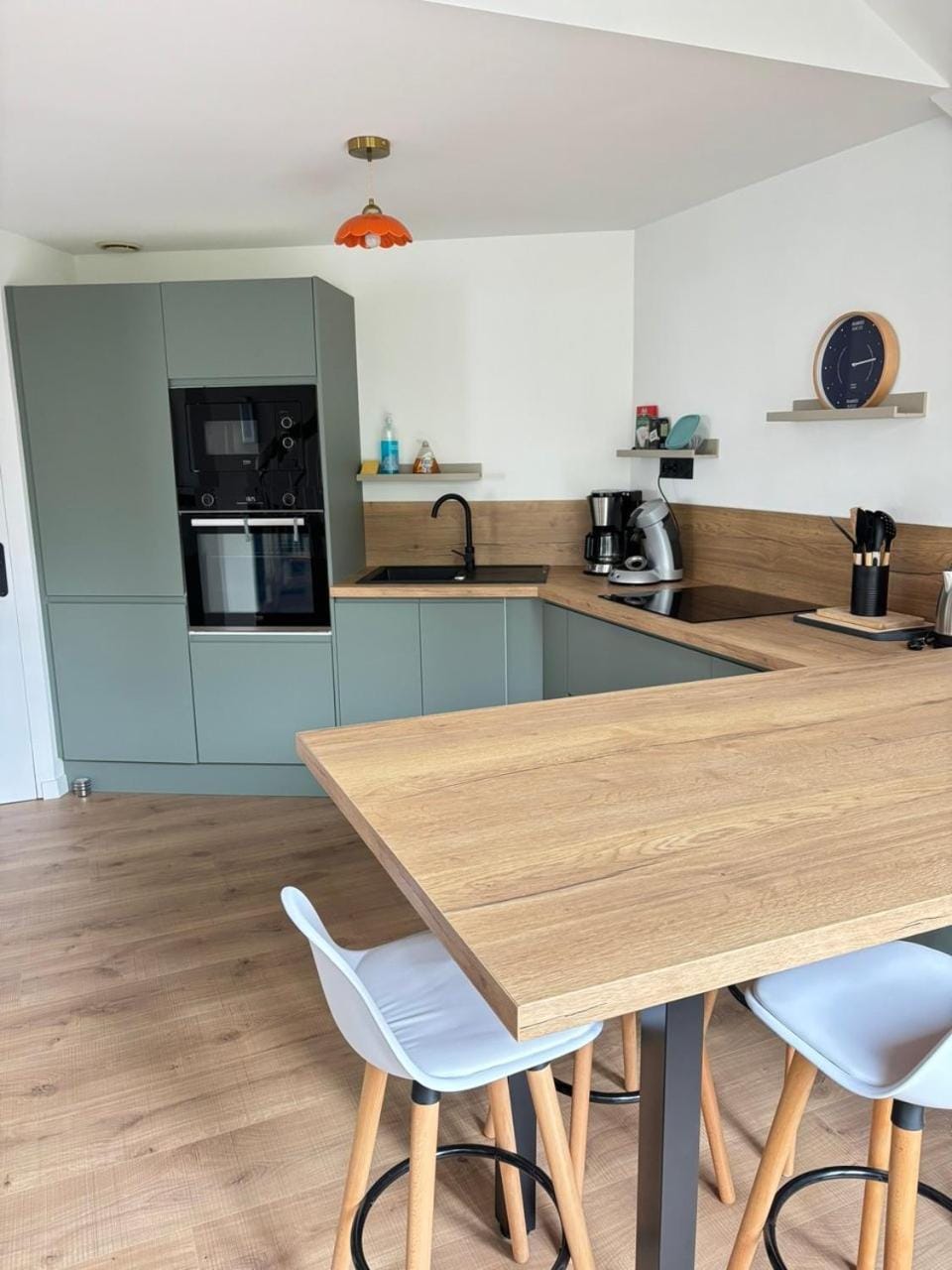 Coffee/tea facilities, Kitchen or kitchenette, Dining area, oven, stove, toaster