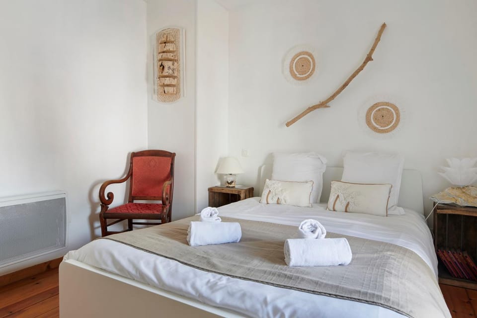Bed, furniture, towels