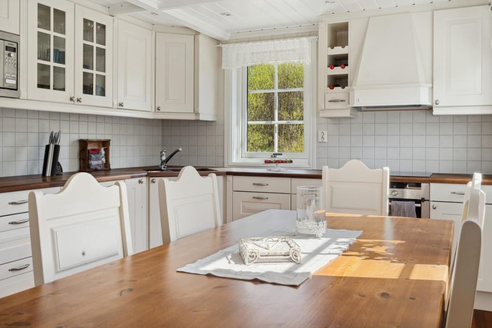 Dining area, kitchen