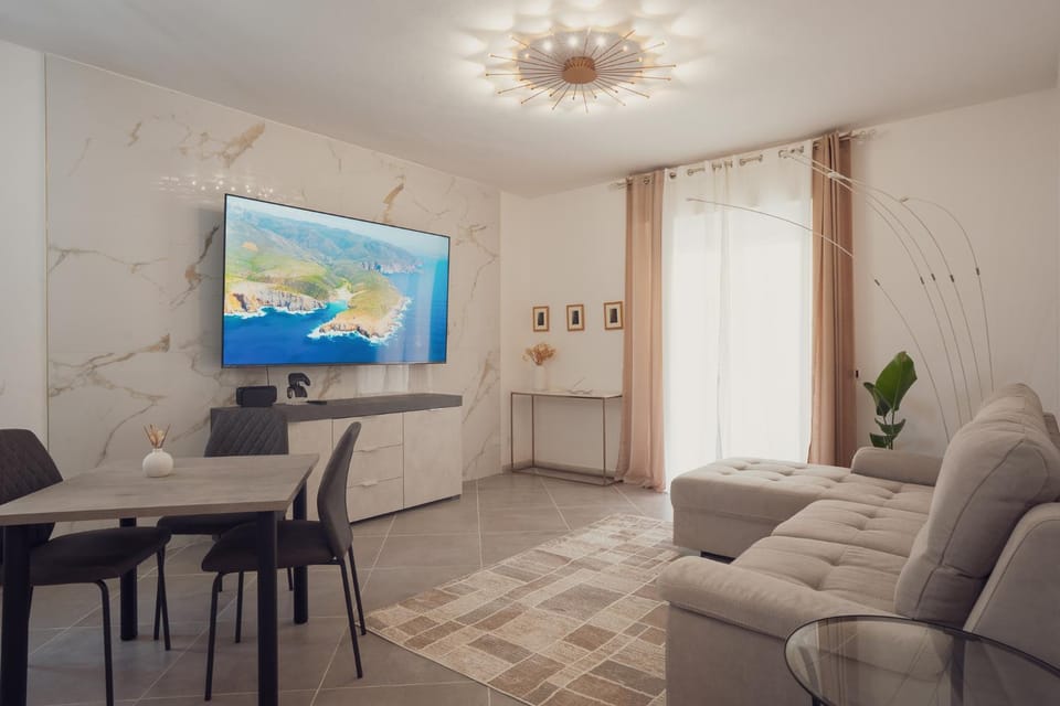 TV and multimedia, Living room, Seating area, Dining area