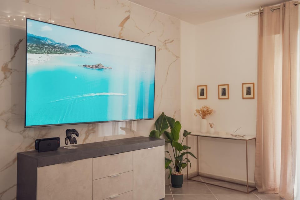Communal lounge/ TV room, Natural landscape, TV and multimedia, Sea view