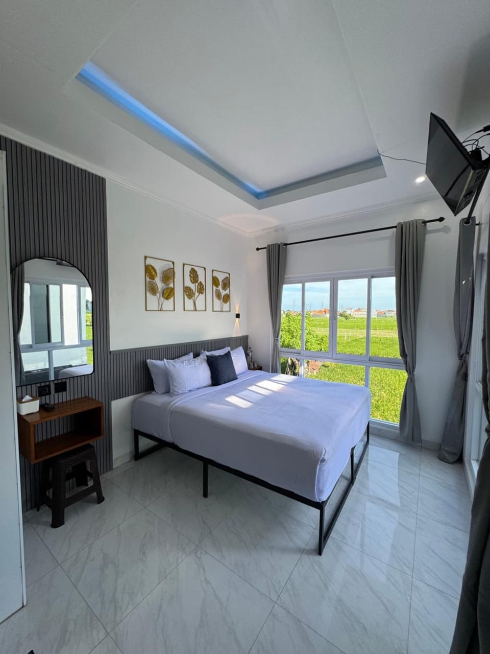 Bed, TV and multimedia, Photo of the whole room, Bedroom, hair dresser, towels