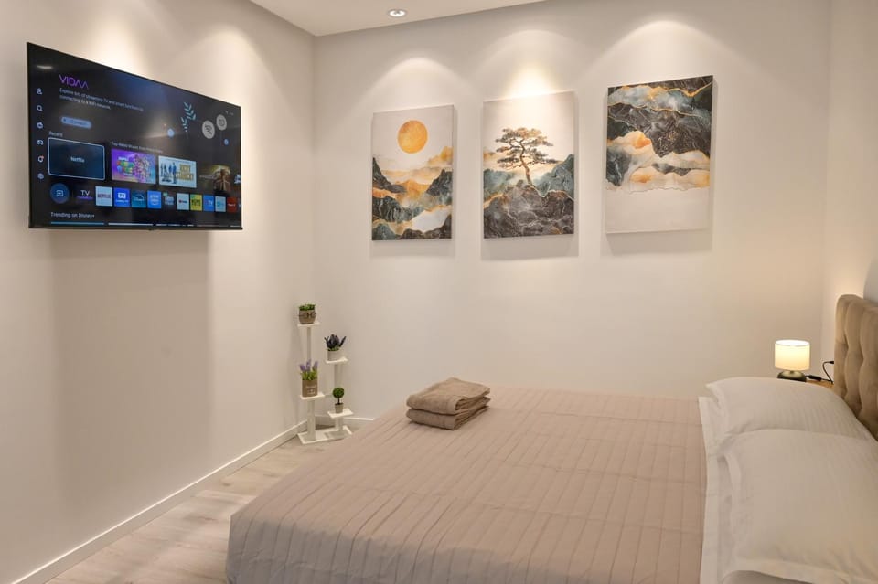 Bed, TV and multimedia, Bedroom, wardrobe